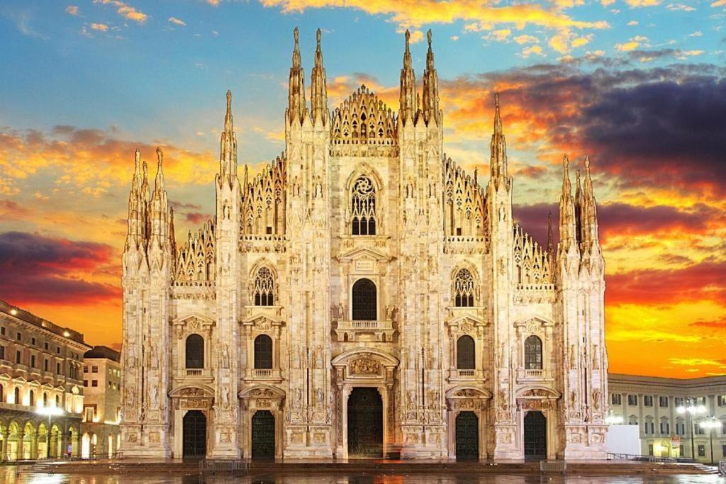 Walking To The Duomo From A Luxury Penthouse Apartment Mailand